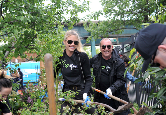 Michael Kors Teams Up With Bette Midler's NYRP To Beautify Brooklyn Park -  Look to the Stars