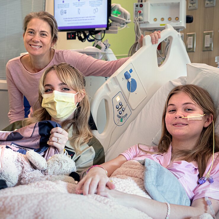 McKenna Grace and Starlight Children’s Foundation visited with patients at Cedars-Sinai Guerin Children’s