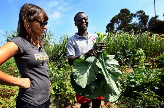 Rashida Jones with Joseph Kolwe, a refugee from Liberia, at the IRC's New Roots Community Farm in San Diego.